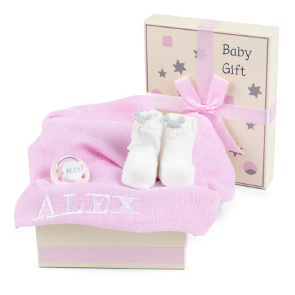 Scatola Regalo con Mussola Ricamata, Ciuccio e Calzini – Dolcezza e Cura