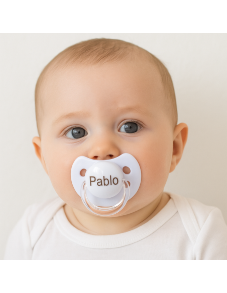 Cesta con succhietto personalizzato e accessori | Regalo completo e unico